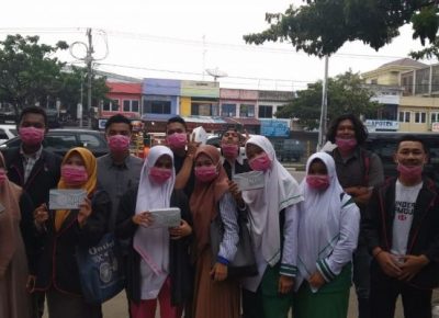 Mahasiswa UUI Bagikan Masker
