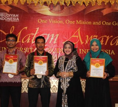 Malam Award UUI 2016 Tiga Dosen dan Staf dapat Award