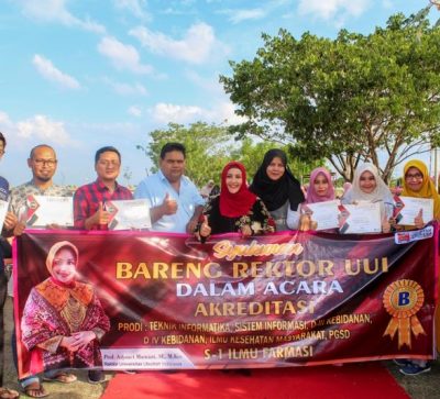 Rektor UUI Serahkan Sertifikat Akreditasi Farmasi dan Enam Prodi Lainnya