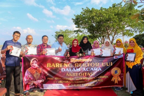 Rektor UUI Serahkan Sertifikat Akreditasi Farmasi dan Enam Prodi Lainnya