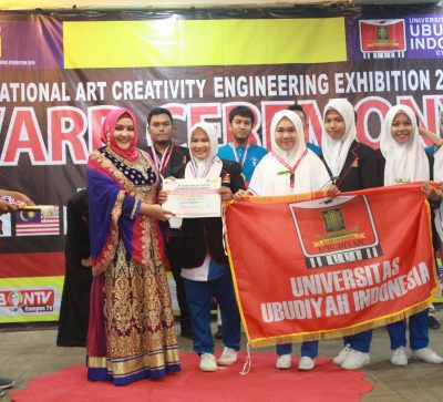 Foto pemberian juara UUI